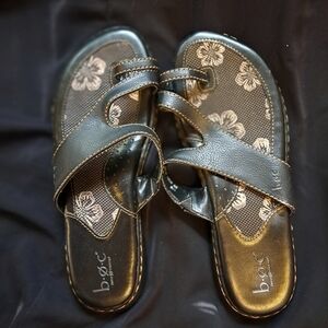 Born B.O.C Sise 7 Black Sandals W Toe Loop Excellent!